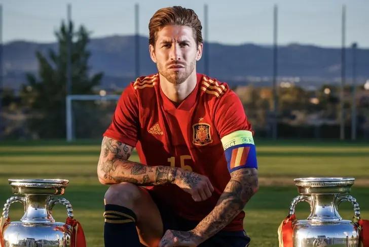 Sergio Ramos con su clásico doble gafete - Foto: X