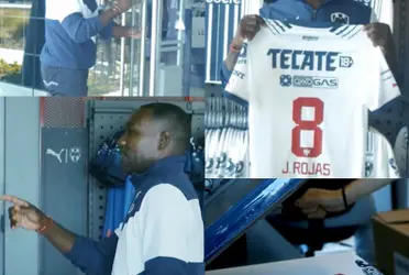 Walter Ayoví adquirió la playera de Rayados con el dorsal de Joao Rojas para la presentación de su paisano